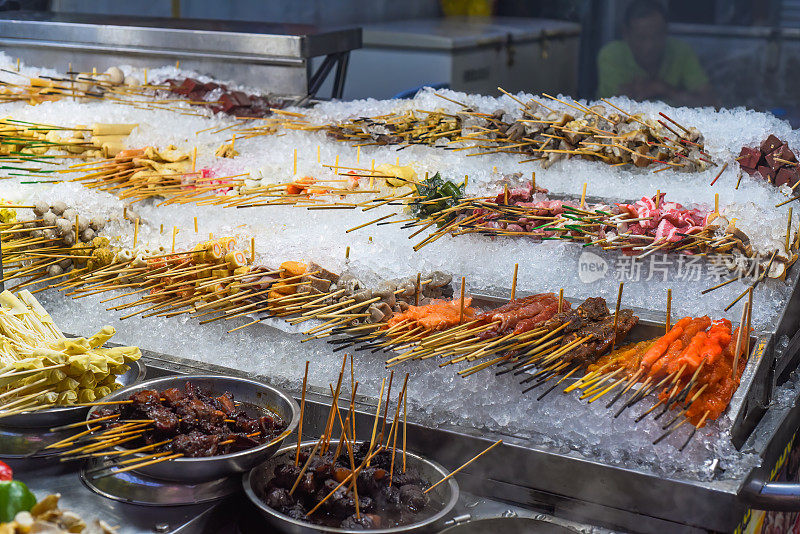 吉隆坡的Jalan Alor街头小吃里有很多生的小吃和海鲜